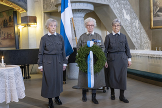 Juhlajumalanpalveluksen seppelepartiossa olivat vasemmalta pikkulotta Terttu Virtanen, keskellä sotaveteraani, pikkulotta Inga Saraste ja oikealla pikkulotta Anneli Vetola.
Kuva: Sirkka Ojala